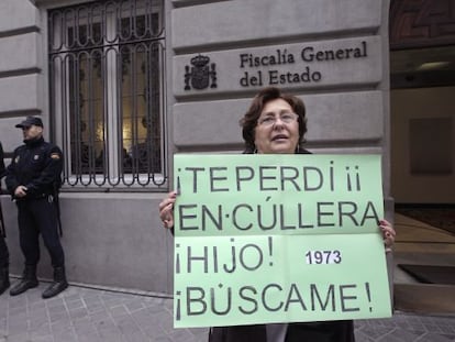 Una madre que busca a su hijo, ante la Fiscal&iacute;a del Estado donde tres asociaciones entregaron 90.000 firmas contra el archivo de casos. 