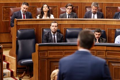 El presidente del Gobierno, Pedro Sánchez (de espaldas) se dirige al líder de Vox, Santiago Abascal, en el Congreso, en Madrid