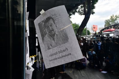 A principios de esta semana, Fredid Román, fundador del semanario 'La Realidad', fue acribillado a balazos en el centro de Chilpancingo, la capital del Estado de Guerrero. El comunicador es la más reciente víctima mortal de una ola de violencia que no da descanso al oficio. En la imagen, un retrato de Román estampado en una de la de las puertas de la sede de la Fiscalía General de la República, el 24 de agosto de 2022.