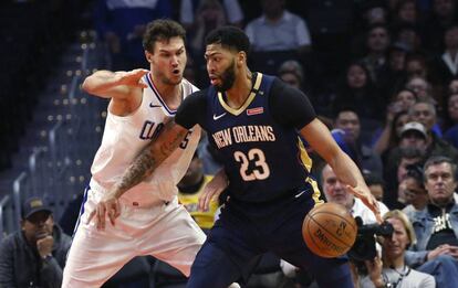 Anthony Davis, marcado por Danilo Gallinari.