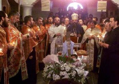 El arzobispo ortodoxo macedonio Stefan (centro), rodeado de sacerdotes, oficia el funeral de un soldado, ayer en Dracevo.