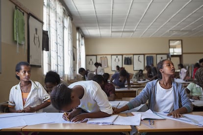 Cada una de estas jóvenes debe pagar 600 Birr (unos 30 Euros) al año de matrícula para estudiar en el Mery Help College de Zway, Etiopía. Esa cantidad solo cubre un 10% de los gastos por alumno, el resto está subvencionado por benefactores particulares y ONG.