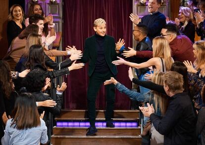 La presentadora Ellen Degeneres es saludada por el público durante una visita al programa de James Corden en diciembre de 2018. 