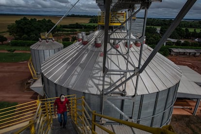 El silo construido hace unos años en la hacienda Minuano, que vende su producción para la exportación. El agronegocio es uno de los sectores económicos más importantes para el comercio exterior brasileño.