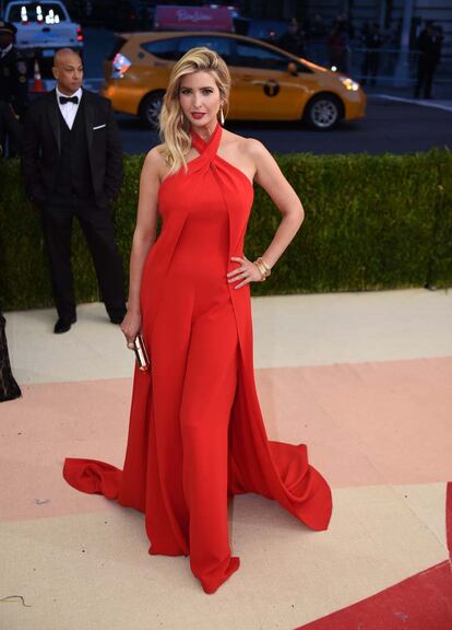 Este mono con capa rojo de Ralph Lauren fue el elegido por Ivanka en la gala del año pasado, dedicado a la moda tecnológica.