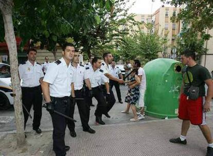 Varios vecinos increpan a los policías durante la redada antidroga en Murcia.