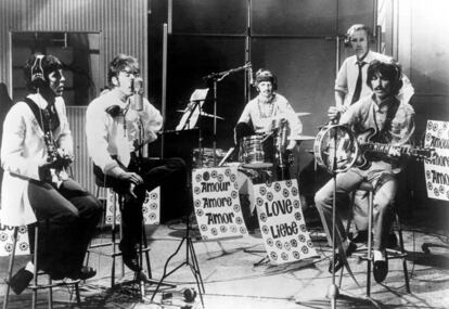The Beatles tocan 'All You Need Is Love' el 25 de junio de 1967 en Londres.