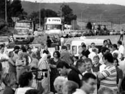 B 35804 - (14/07/2000) - Color - Sant Vicenç de Castellet, vecinos cortan la carretera C 1411 en demanda de soluciones a las riadas del pasado mes de Junio - Foto :Vicens Giménez -