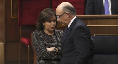 La vicepresidenta del Gobierno, Soraya Sáenz de Santamaría, conversa con el ministro de Hacienda y Función Pública, Cristóbal Montoro.