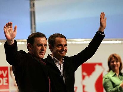 Joan Ignasi Pla y José Luis Rodríguez Zapatero, ayer, en el Palacio de Congresos de Valencia.