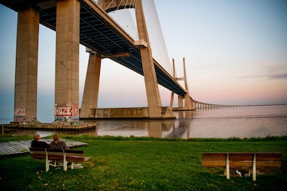 En un banco del parque de las Naciones de <a href="https://www.visitlisboa.com/es/" target="">Lisboa</a>, bajo el puente Vasco de Gama, se tiene la impresión de que allá, en el horizonte, el puente desaparece en la nada. Y es que este viaducto, que conecta ambas orillas del Tajo y descongestiona la capital portuguesa, mide 17 kilómetros de largo. Se construyó, igual que el imponente parque de las Naciones, con motivo de la Expo de Lisboa de 1998. De hecho, desde el teleférico del parque de las Naciones se ve fenomenal.