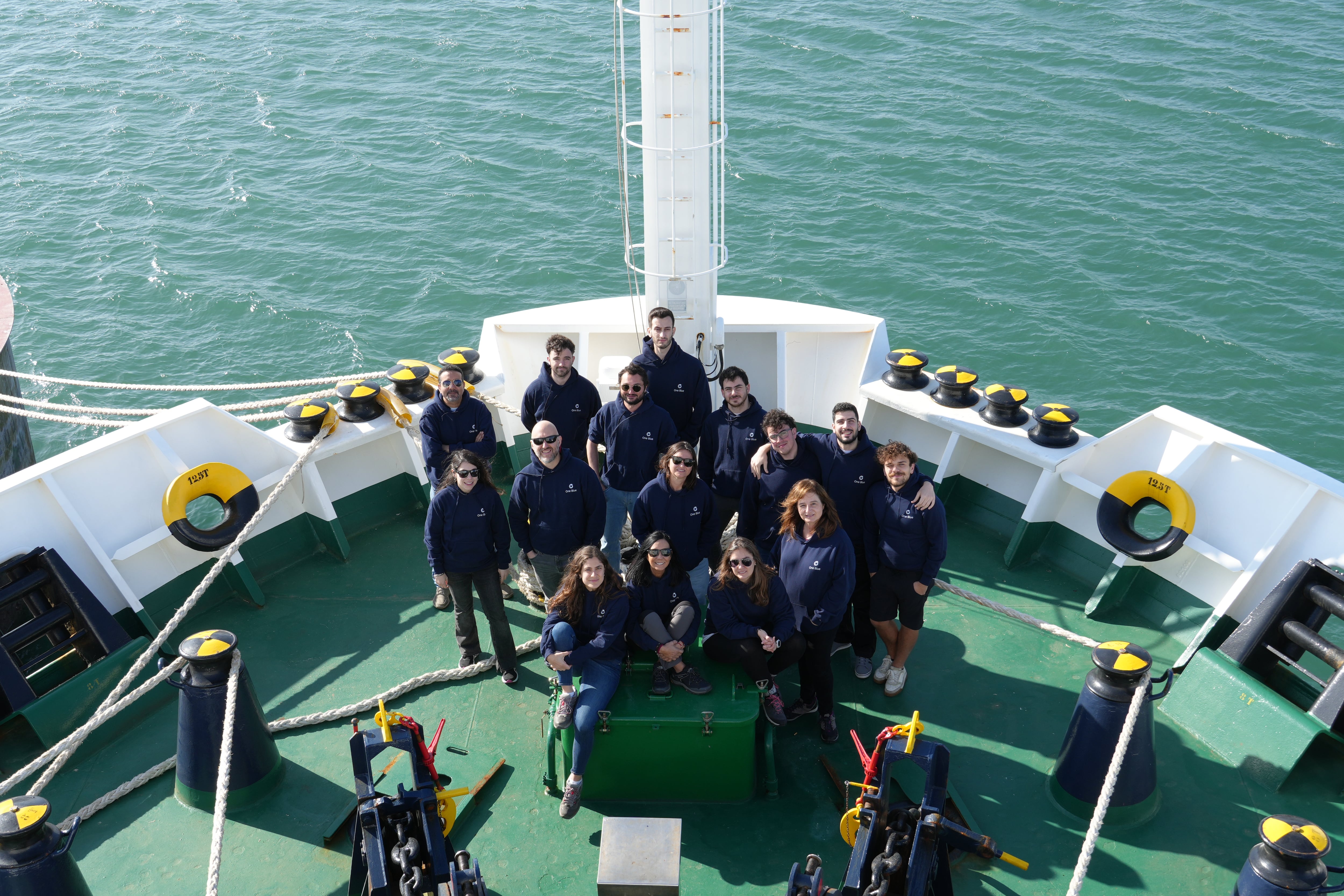 El equipo del proyecto europeo One Blue, a bordo del buque 'Sarmiento de Gamboa', en el Atlántico.