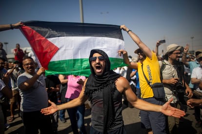 Participantes de la Marcha a Gaza donde se encuentran retenidos por las autoridades egipcias a 30 kilómetros de Ismailiya