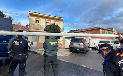 Cordón policial frente a la vivienda en Morata de Tajuña (Madrid) donde se ha encontrado muertos a tres hermanos con signos de violencia.