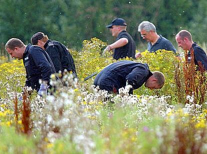 Un grupo de policías rastrean un campo en Soham en busca de las niñas secuestradas.