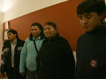 Los hermanos y la madre de Carlos Alonso Palate, antes del concierto de homenaje a las dos víctimas del atentado de la T-4.