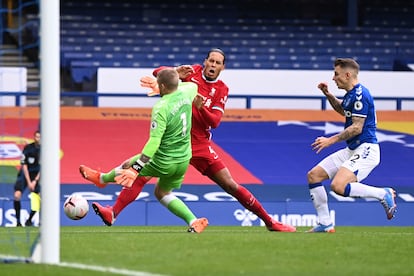 Pickford, portero del Everton, en el momento en que lesiona a Van Dijk este sábado.