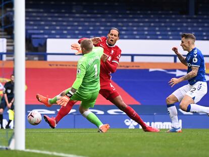 Pickford, portero del Everton, en el momento en que lesiona a Van Dijk este sábado.