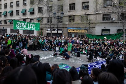 Mujeres chilenas miran un 'performance' durante la protesta del 28S, este jueves en Santiago.