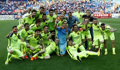 Los jugadores del Barça celebran el alirón