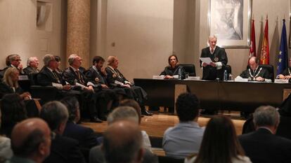 De pie, Jesús Caballero Klink, fiscal superior de Justicia de Madrid, y presidiendo el acto, Celso Rodríguez Padrón. presidente del Tribunal Superior de Justicia de Madrid (TSJM).