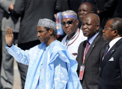 El presidente senegalés, Abdoulaye Wade, a su llegada ayer a L&#39;Aquila.