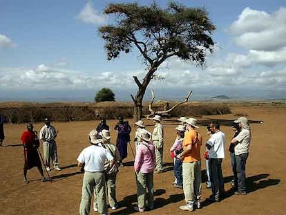 Los turistas llegan al poblado masai del parque nacional de Amboseli, en las faldas del Kilimanjaro, donde son recibidos por algunos de los guerreros.