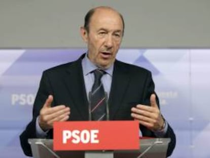 El secretario general del PSOE, Alfredo Pérez Rubalcaba, durante la rueda de prensa que ofreció ayer tras reunirse con responsables sindicales de la función pública.  EFE/Archivo