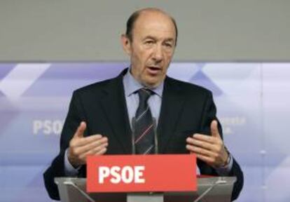 El secretario general del PSOE, Alfredo Pérez Rubalcaba, durante la rueda de prensa que ofreció ayer tras reunirse con responsables sindicales de la función pública.  EFE/Archivo
