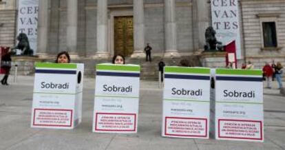 Protesta por el precio de los medicamentos contra la hepatitis C fente al Congreso de los Diputados en 2016.