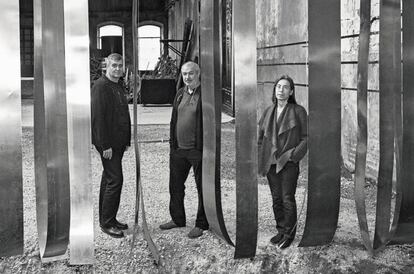 Los arquitectos Rafael Aranda, Ramón Vilalta y Carme Pigem posan en su Espai Barberí, en Olot.