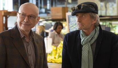 Michael Douglas (dreta) i Alan Arkin protagonitzen 'El método Kominsky'.