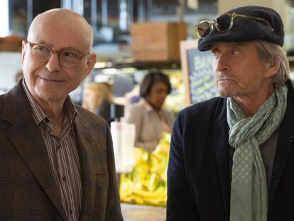 Michael Douglas (dreta) i Alan Arkin protagonitzen 'El método Kominsky'.