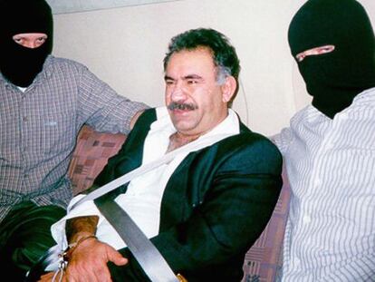 Abdul&aacute; Ocalan, durante su traslado desde Kenia a Turqu&iacute;a, en 1999.