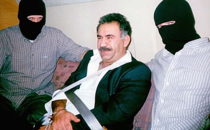 Abdul&aacute; Ocalan, durante su traslado desde Kenia a Turqu&iacute;a, en 1999.