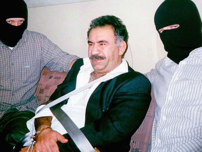 Abdul&aacute; Ocalan, durante su traslado desde Kenia a Turqu&iacute;a, en 1999.