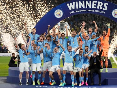 Ilkay Gündogan levanta el trofeo de campeones de la Champions League junto a sus compañeros del Manchester City, este sábado en Estambul (Turquía).