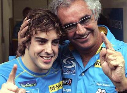 Fernando Alonso posa junto a Flavio Briatore