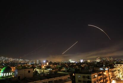 Pocs minuts després de començar l'atac, els equips antiaeris de la capital de Síria han començat a funcionar per evitar que els míssils nord-americans colpegessin la capital.