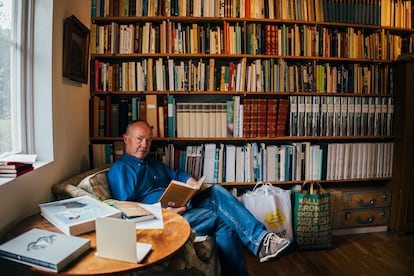 Fredrik Sjöberg en el estudio en el que alberga su colección de moscas y algunos libros.