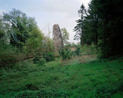 En este paraje se encuentra el menhir Kercourtois, de 4,10 metros de alto.