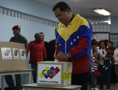 El presidente venezolano deposita su voto en las elecciones legislativas