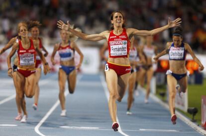 Nuria Fernández cruza primera la meta en la final de los 1500 metros en el Campeonato de Europa de Atletismo Barcelona 2010.