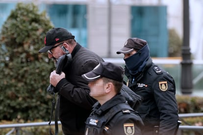 Koldo García, acompañado de dos policías, a su salida de la Audiencia Nacional el pasado jueves tras declarar por el presunto amaño de contratos públicos.