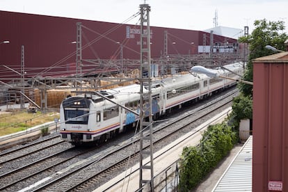 Trenes de Rodalies Renfe cerca de la estación de El Prat del Llobregat.