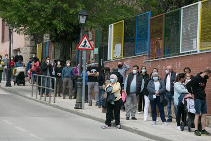 Colas para votar en Manzanares el Real.