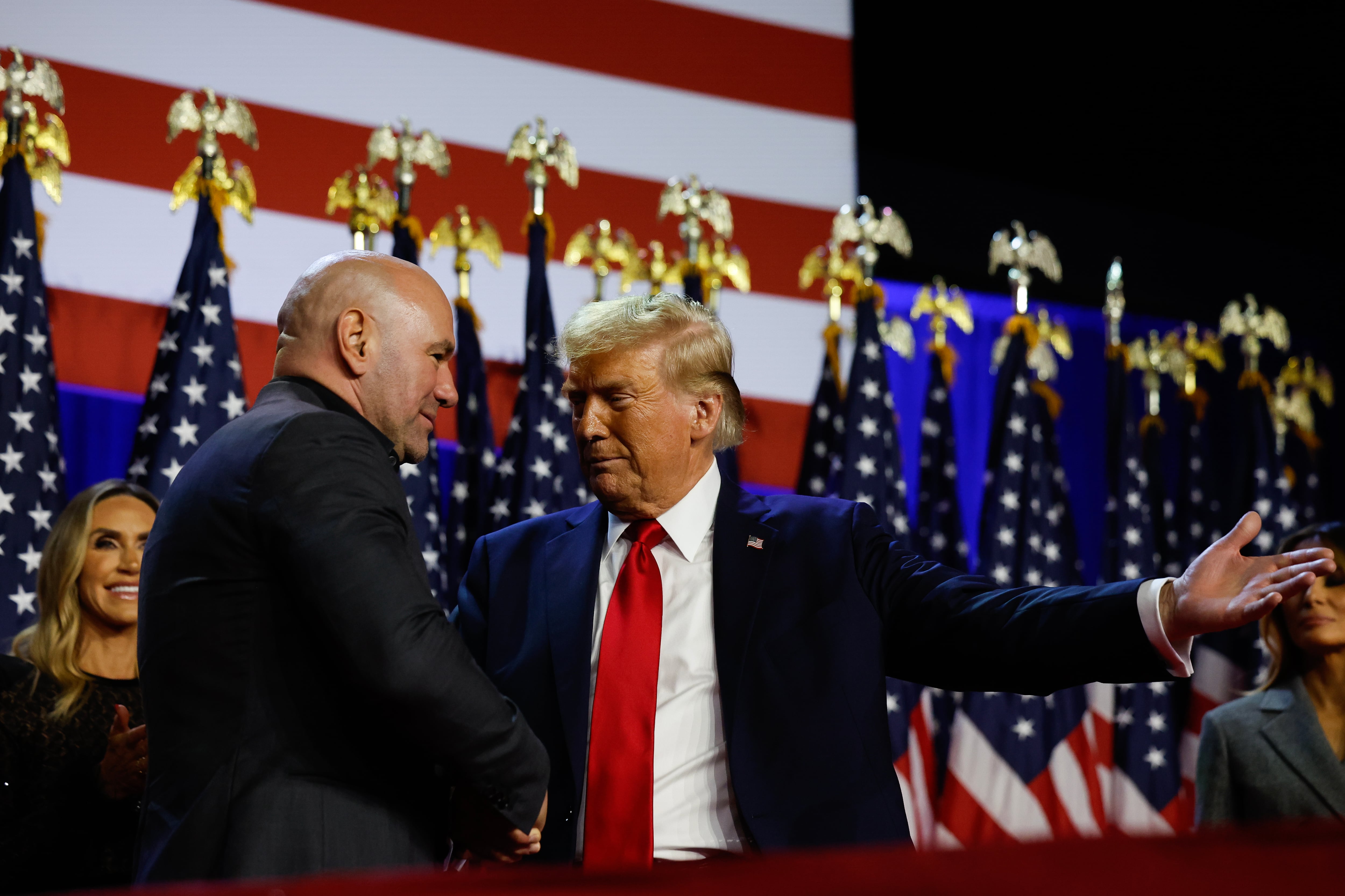 Dana White y Donald Trump, en la madrugada del 6 de noviembre pasado, durante la noche de la victoria electoral del segundo en West Palm Beach.