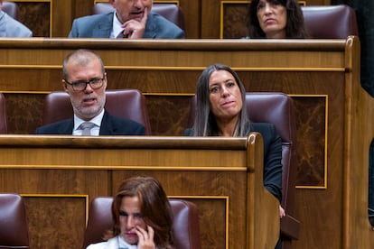 El diputado de Junts Josep Maria Cruset y la portavoz de Junts en el Congreso de los Diputados, Miriam Nogueras, durante una sesión de control al Gobierno.