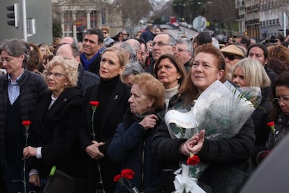 Pilar Manjón, presidenta de la Asociación 11-M Afectados del Terrorismo, sujeta un ramos de flores durante el acto homenaje en la estación de Atocha (Madrid), el 11 de marzo de 2018.