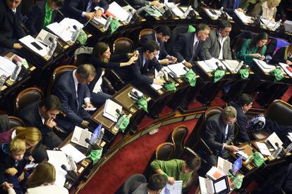 Diputados a favor de la ley de despenalización del aborto exhiben en sus bancas los pañuelos verdes de la campaña.
